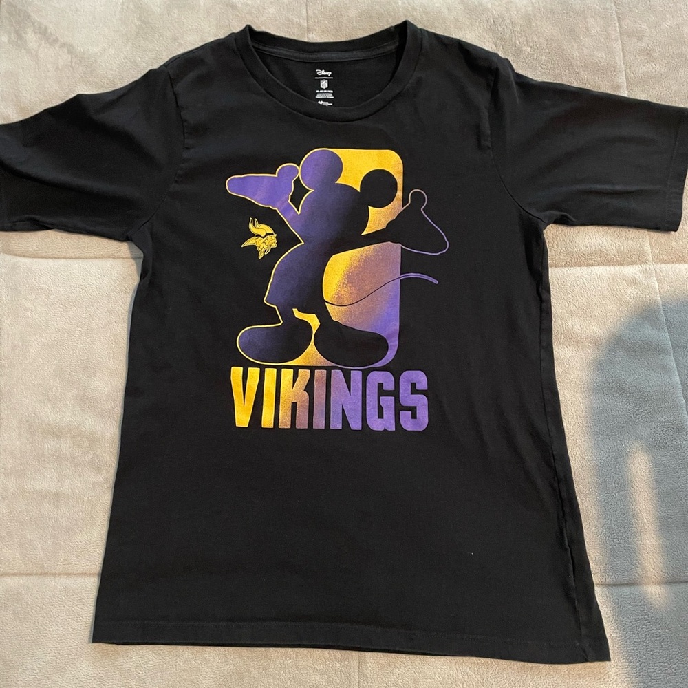 Boys XL Vikings Mickey Shirt